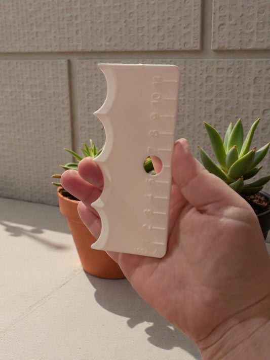 Pottery throwing aid – vase profile shaper