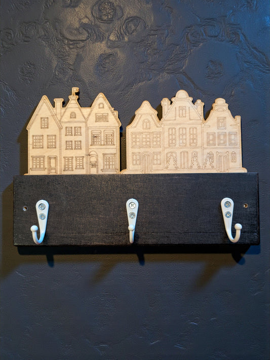 Kestävä seinänaulakko laserleikatuilla taloilla – Recraft-tuote