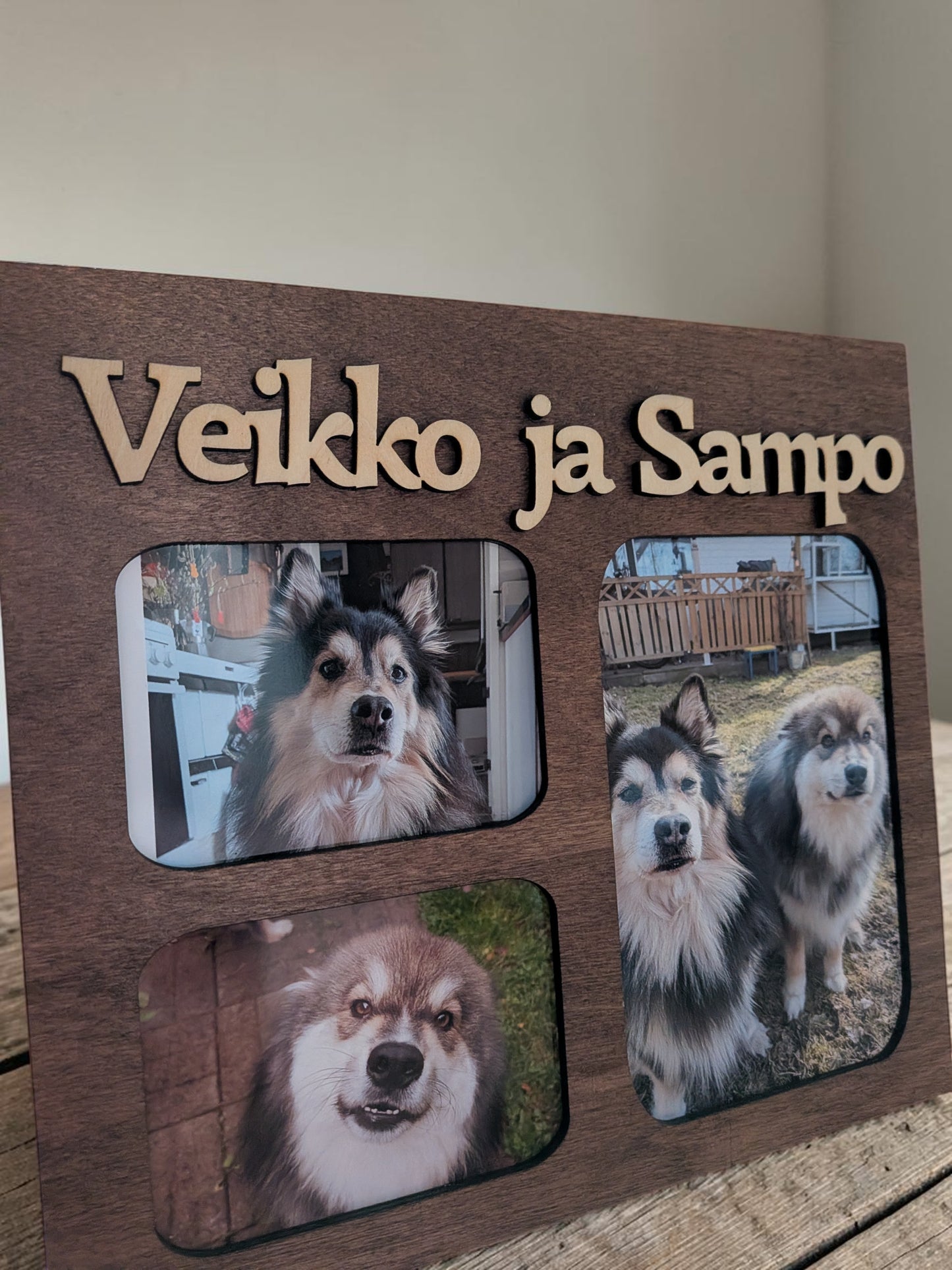 Persoonallinen puukehys omalla tekstillä ja valokuvilla