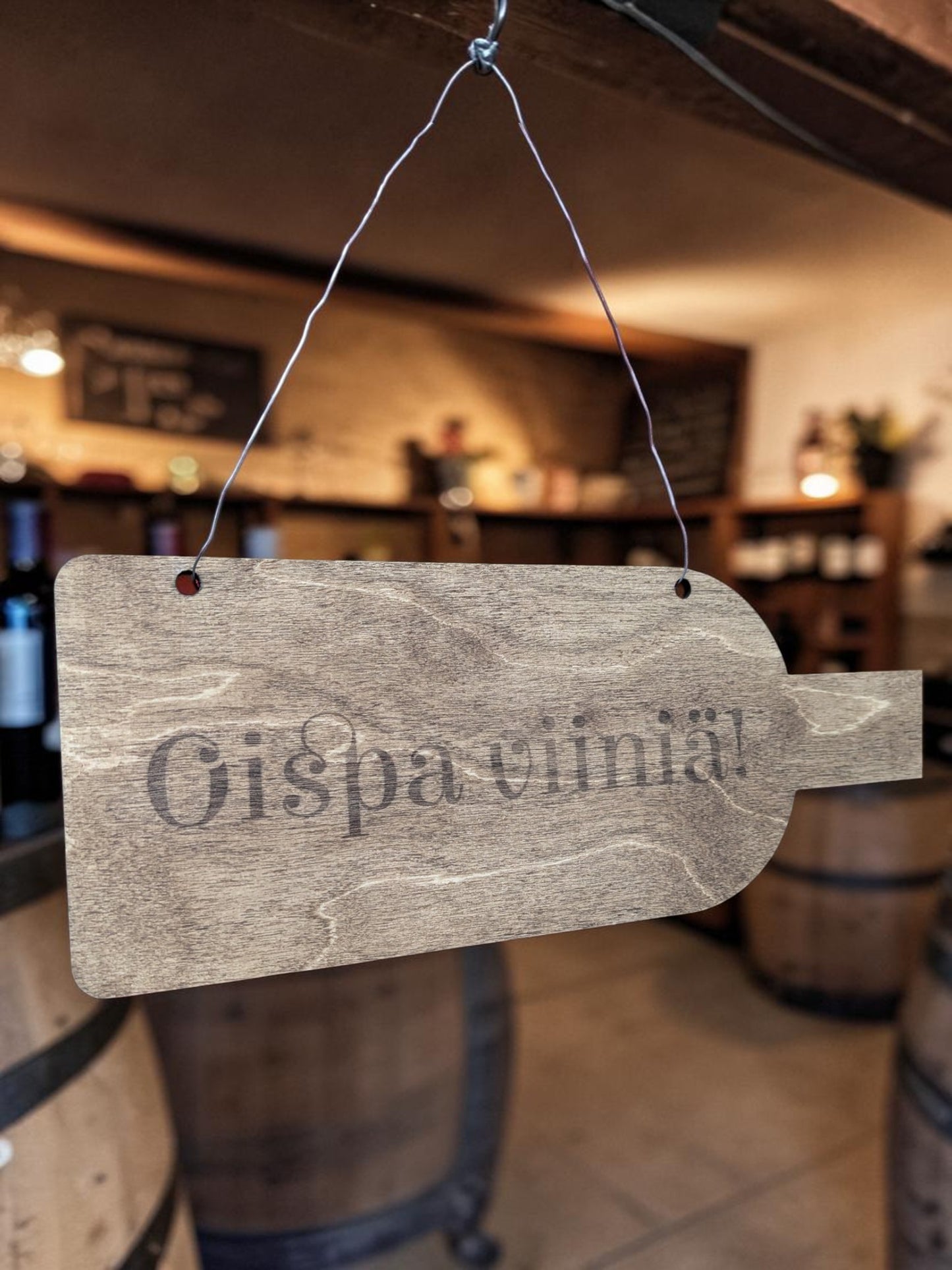 Puinen Viinipullo aiheinen sisutuskyltti