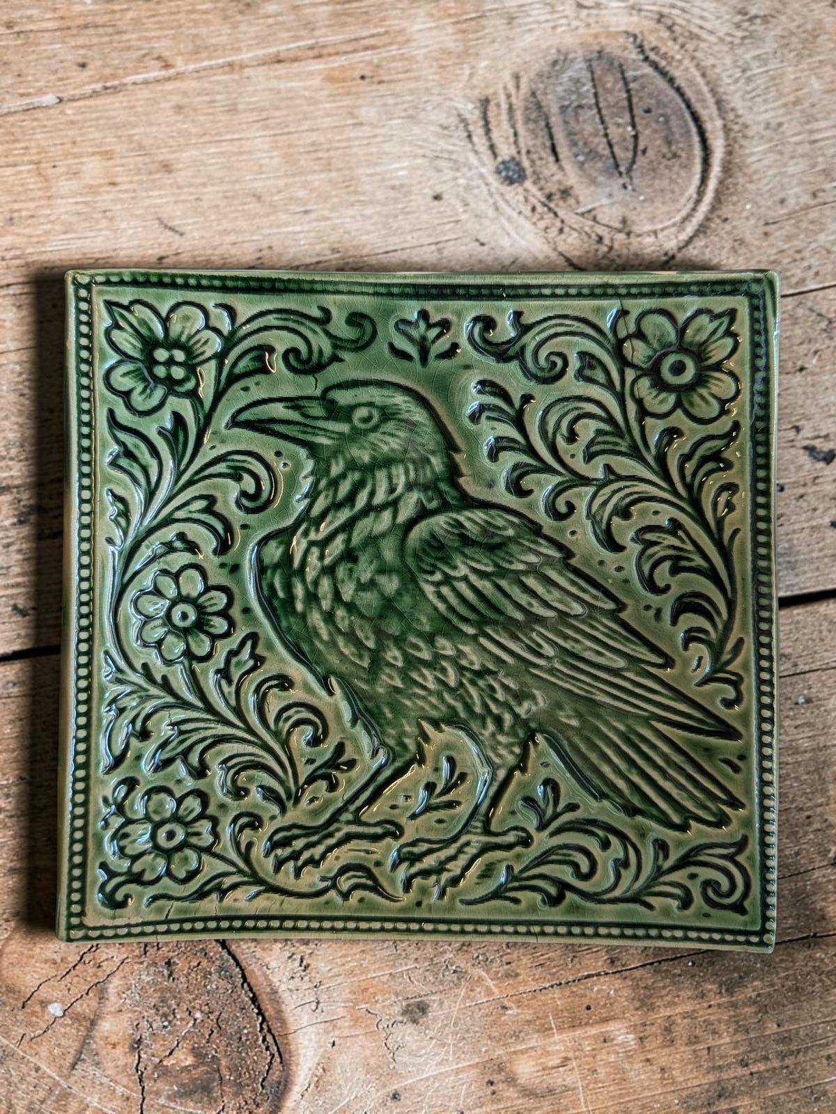 Ornate Crow Kuviokaulin - Eri kokoja!