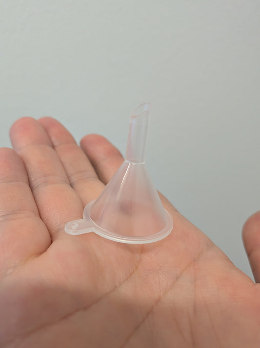 Pieni muovisuppilo (4 cm)