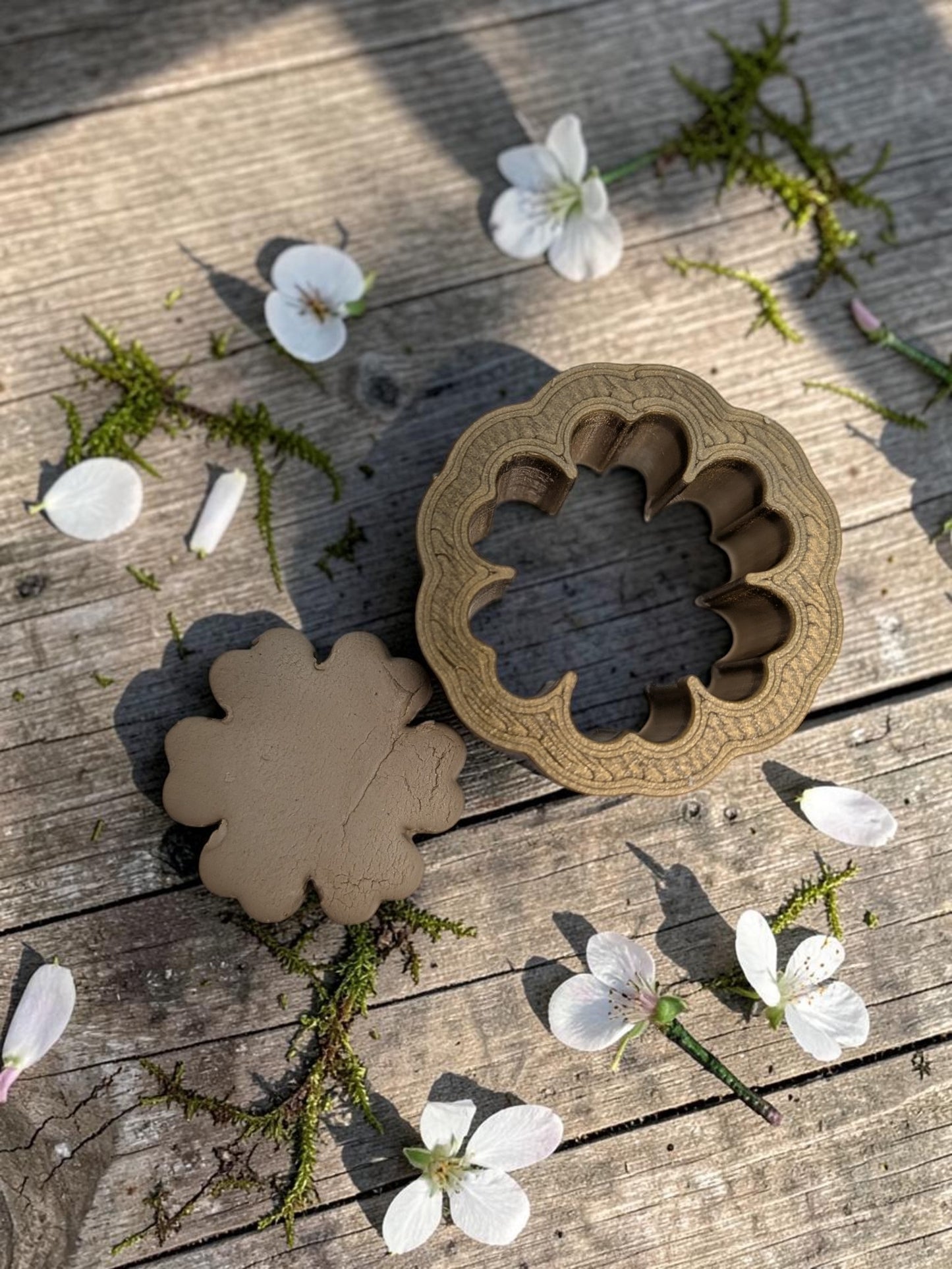 Flower clay cutter with reinforced center support for larger sizes
