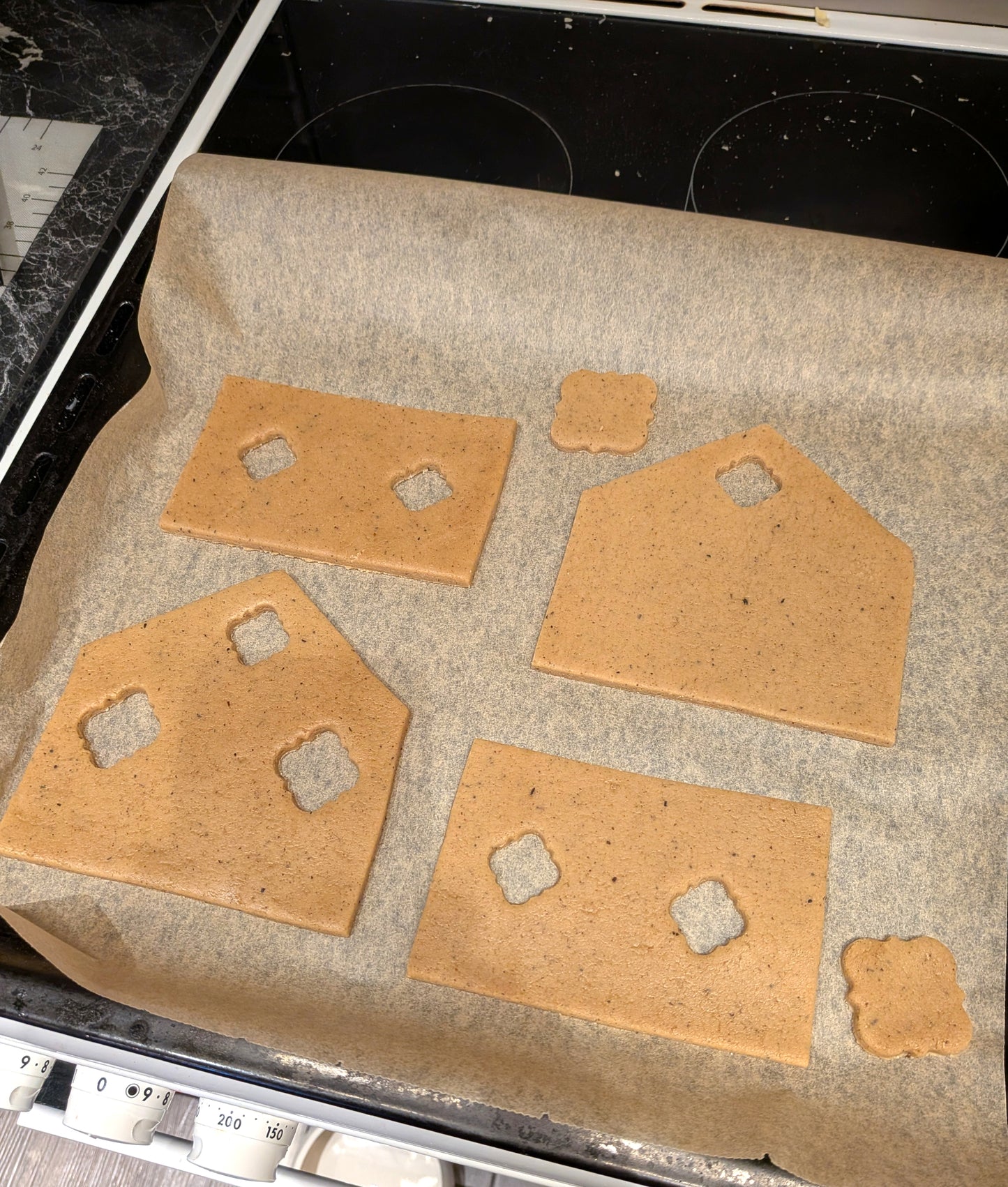 Piparkakkutalon leikkurisetti – NonOil leivontatyökalu