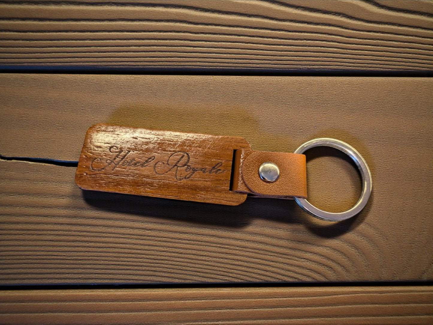 Kaiverrettu puinen avaimenperä – pyökkiä, nahkalenkki ja metallirengas. Personointi kaiverruksella.