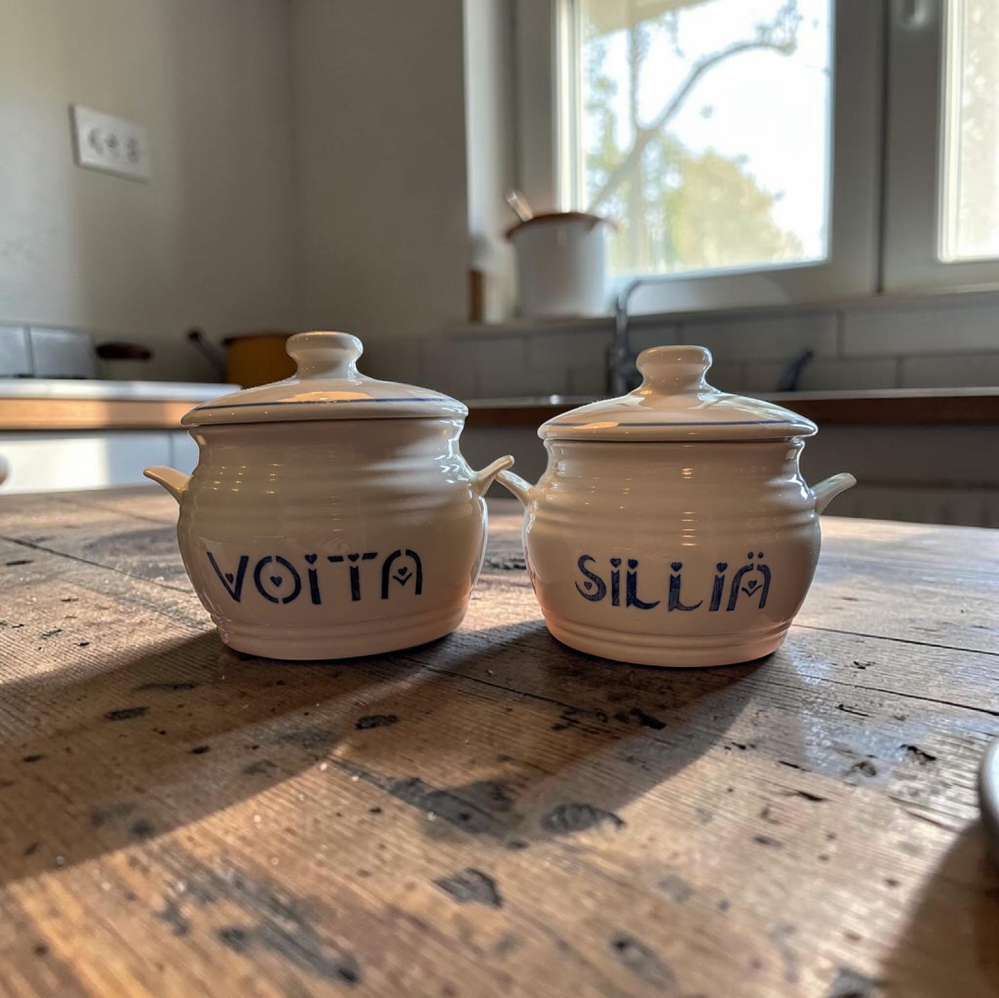 Ihanat retro-purkit "Silliä" ja "Voita" – Vanhaa keramiikkaa