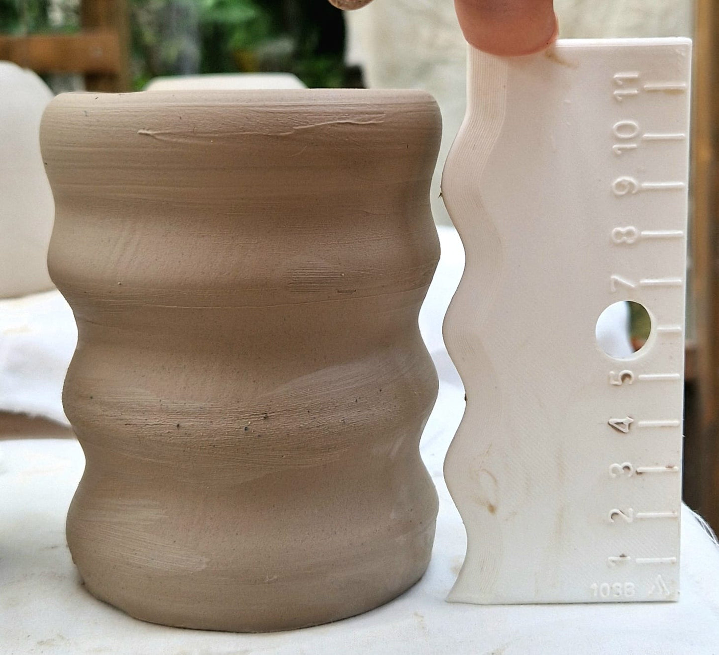 Pottery throwing aid – bubble vase profile shaper