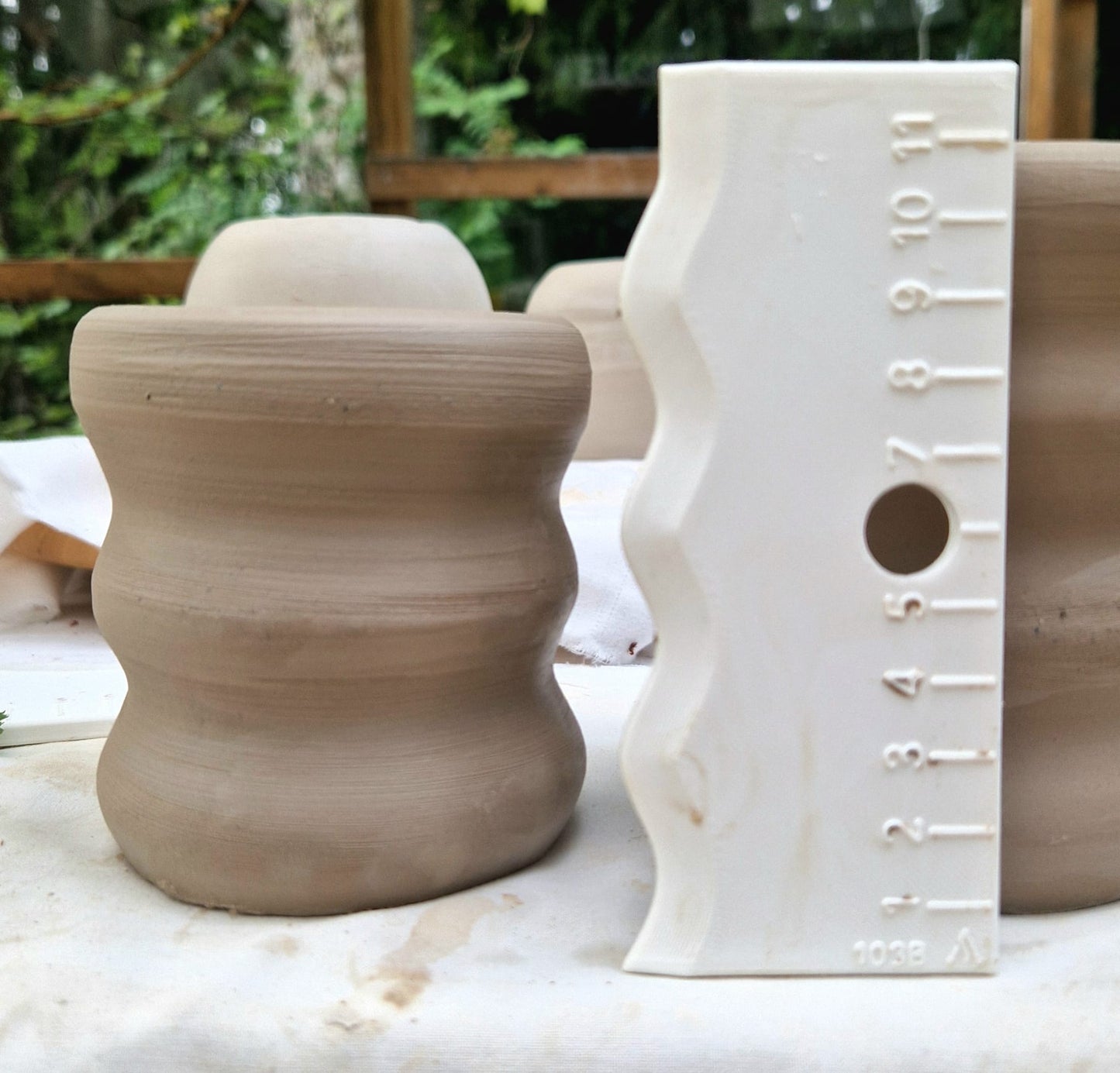 Pottery throwing aid – bubble vase profile shaper