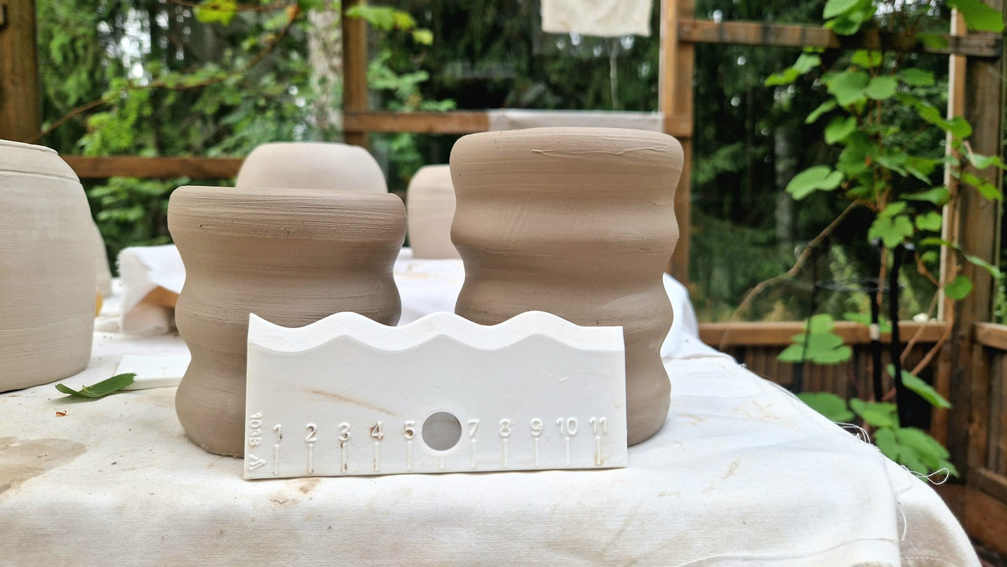 Pottery throwing aid – bubble vase profile shaper