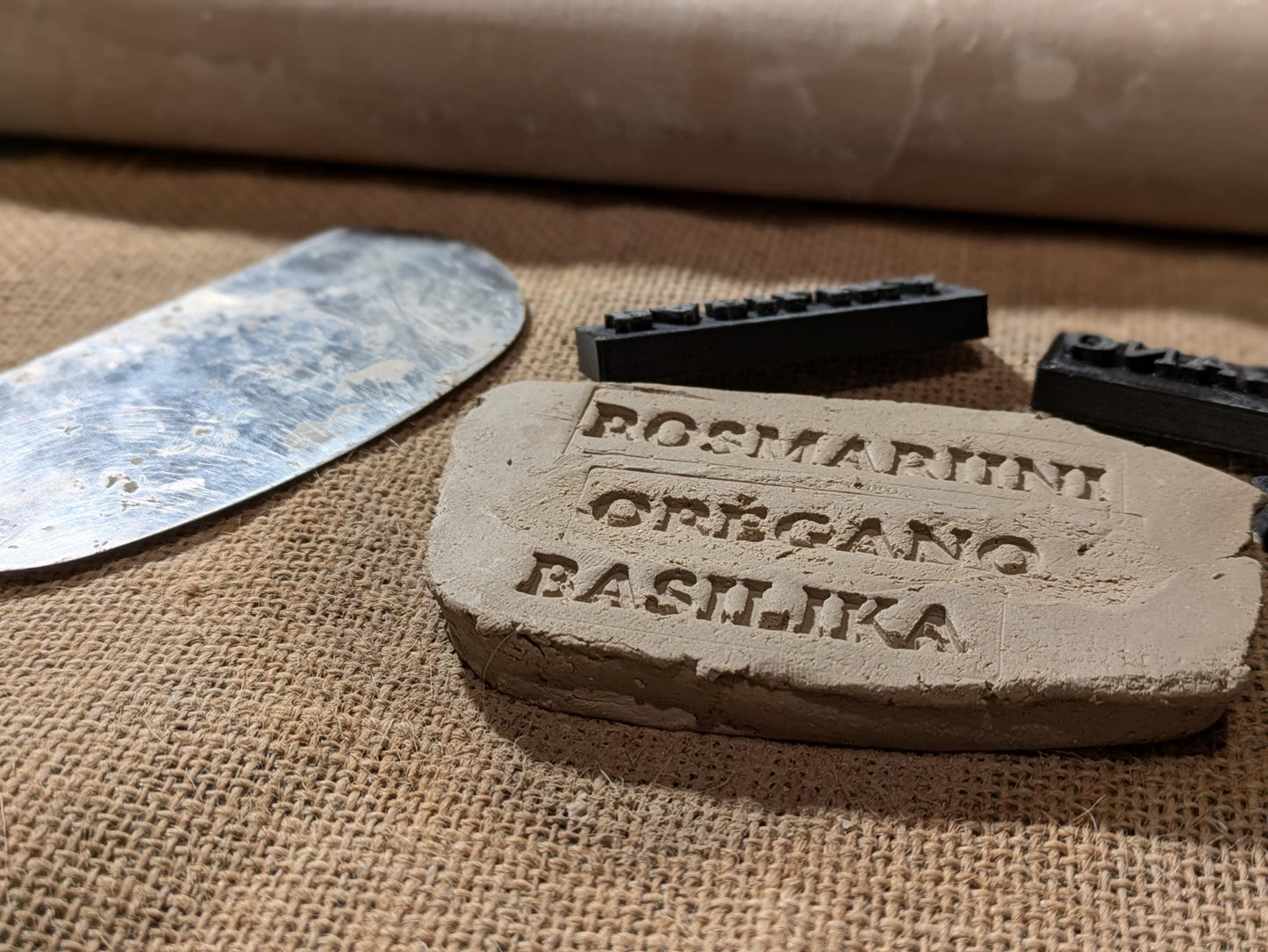 Yrtit -leimasinsetti – 3D-tulostettu savileimasarja keramiikkaa ja askartelua varten. Eri settejä.