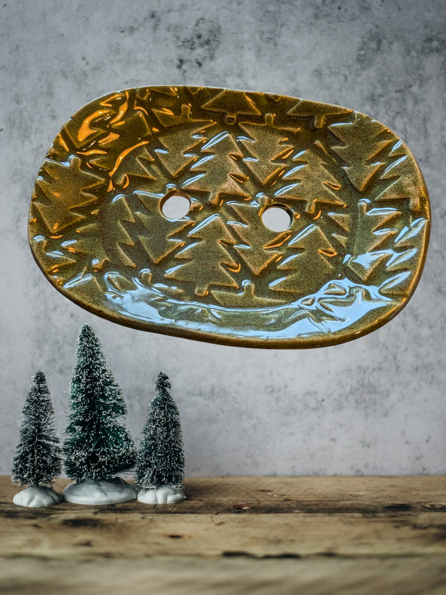 Handmade green pine-pattern ceramic soap dish and authentic Marseille soap with a fresh forest scent