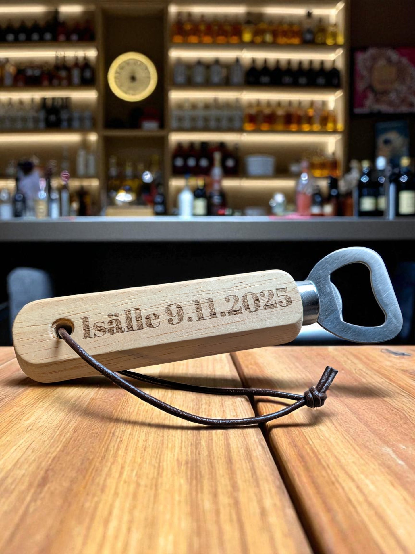 Isänpäivän lahjasetti – personoitu pullonavaaja ja puinen kortti